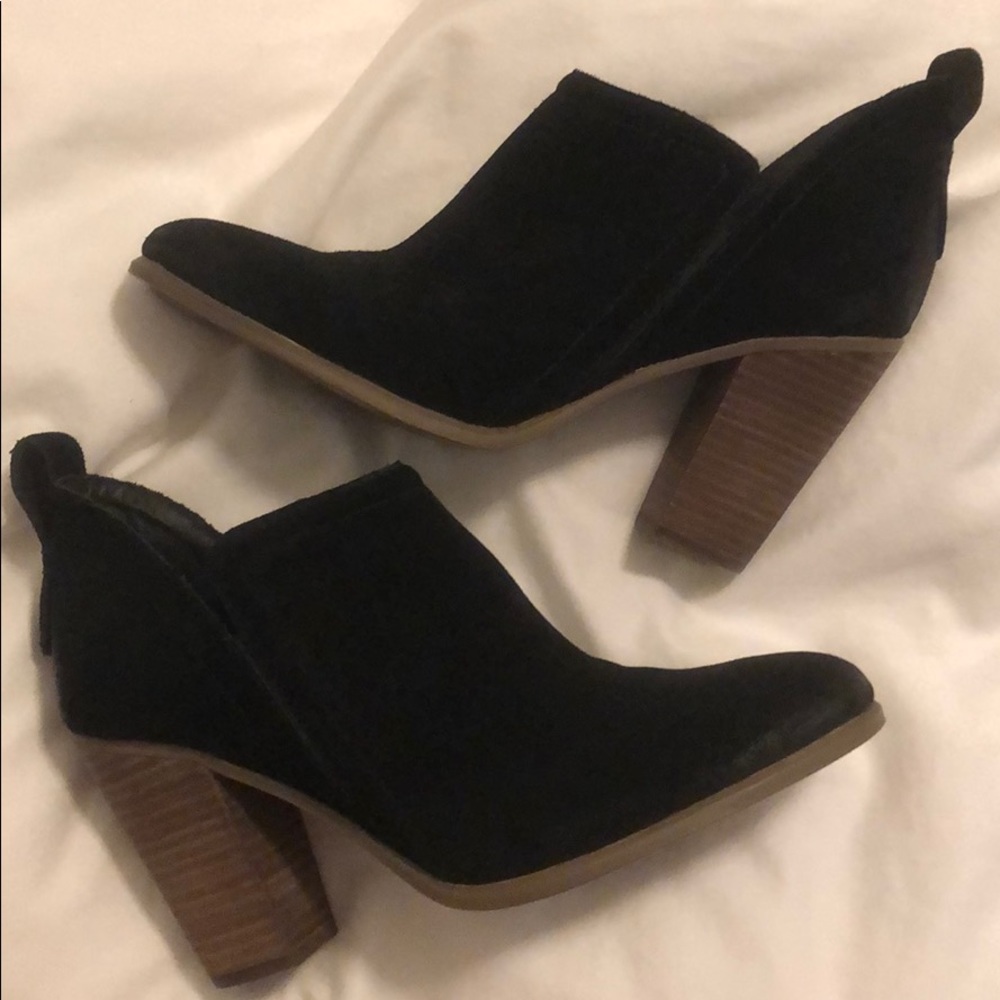 Black Vince Camuto booties